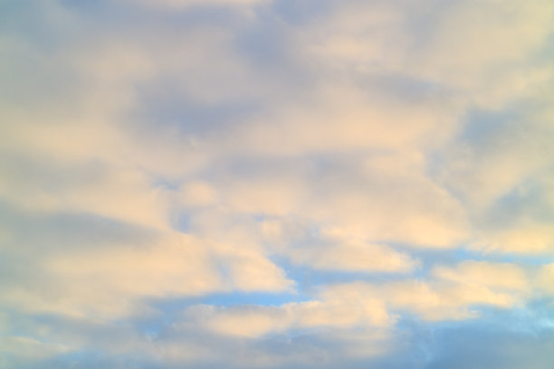 冬天的天空多云，阴冷的阴影在云上图片下载