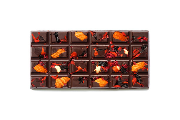 手工巧克力与坚果和干果。白色背景上孤立的巧克力棒图片下载