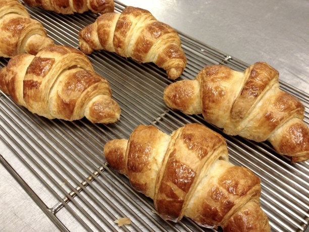 冷却新鲜烤牛角面包图片下载