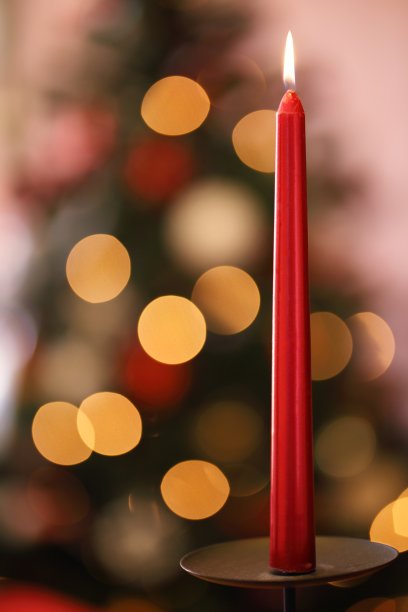 红色的圣诞蜡烛和没有焦点的灯光图片下载