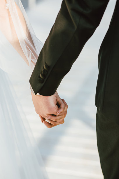 年轻夫妇手牵着手图片下载