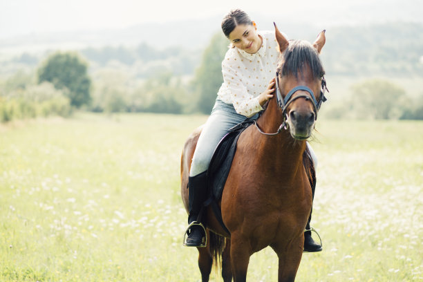年轻女子骑马图片下载