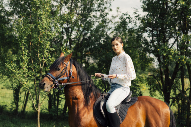 年轻女子骑马图片下载