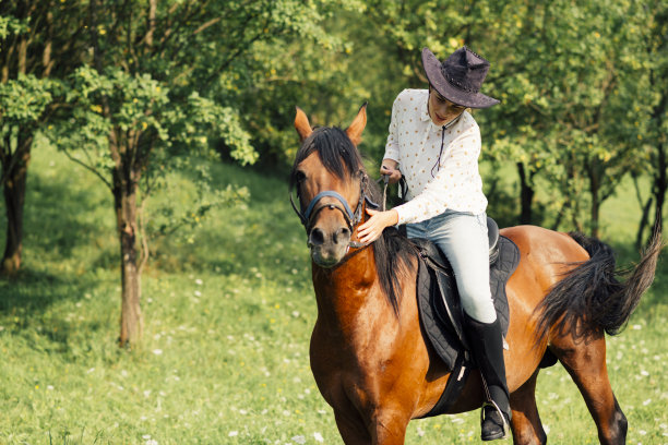 年轻女子骑马图片下载