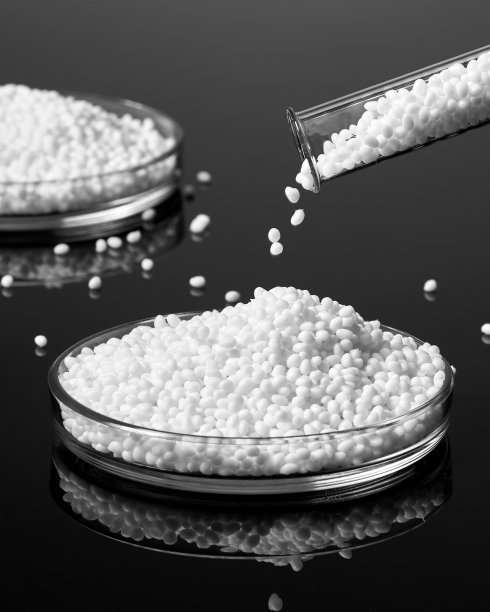 白色塑料聚合物颗粒的特写镜头图片下载