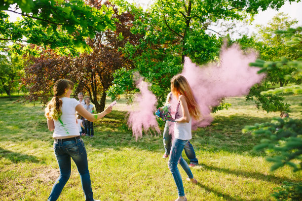 欧洲人庆祝印度的胡里节，在脸上和身上涂上彩色的脂粉。图片下载