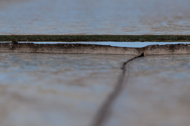 废弃温室中两块玻璃板之间的缝隙图片下载