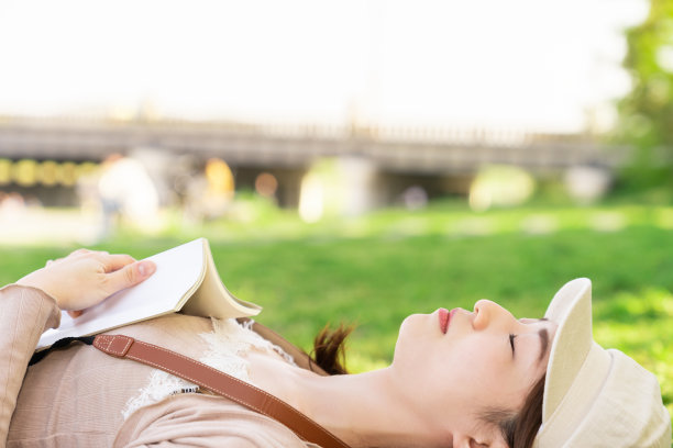 睡觉的亚洲女人图片下载