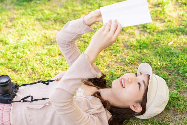 在日本京都旅行的亚洲女性，读了一本书图片下载