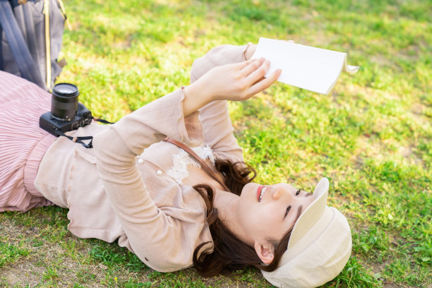 在日本京都旅行的亚洲女性，读了一本书图片下载