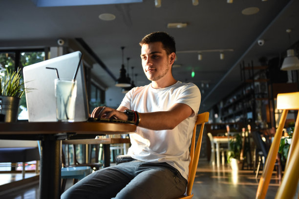 在咖啡店工作的年轻人图片下载