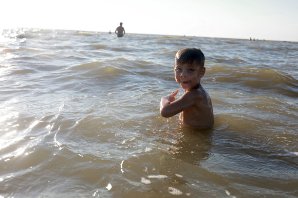 在亚速海游泳的男孩图片下载