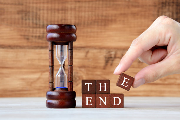 木块与时间超过文字和沙漏，由人的手挑选图片下载