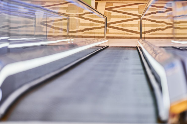 购物中心的移动人行道图片下载