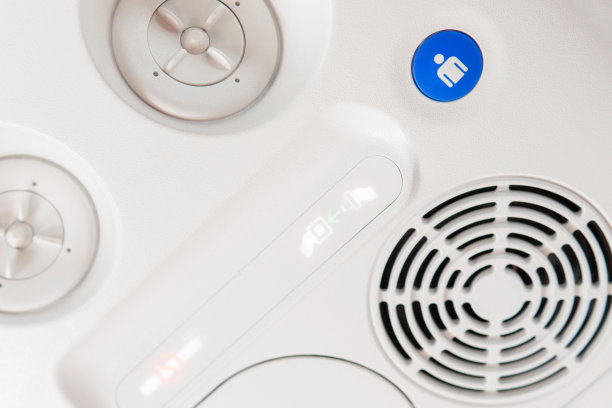 飞机上供乘客使用的头顶挡板图片下载