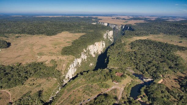 峡谷航拍图片- Canion Itaimbezinho，巴西。图片下载