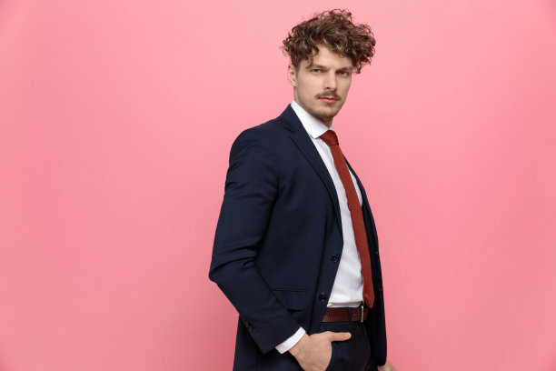 年轻优雅的时装模特在西装中牵手在口袋图片下载