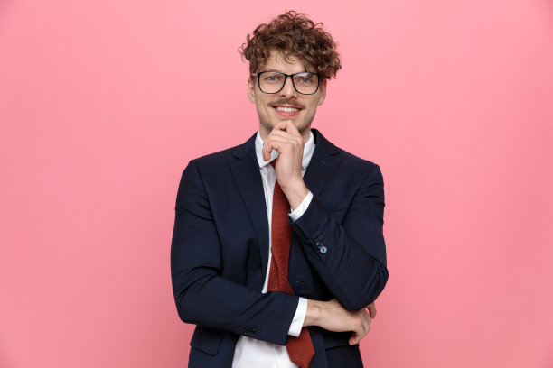 西装革履，体贴的年轻商人手托着下巴图片下载