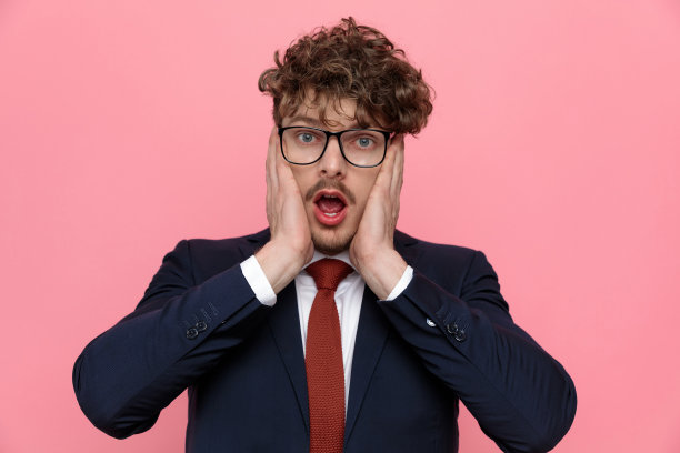 震惊的年轻商人手捂着脸图片下载