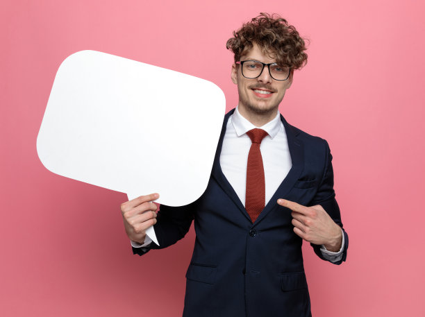 快乐的年轻人捧着话音泡泡指指点点图片下载