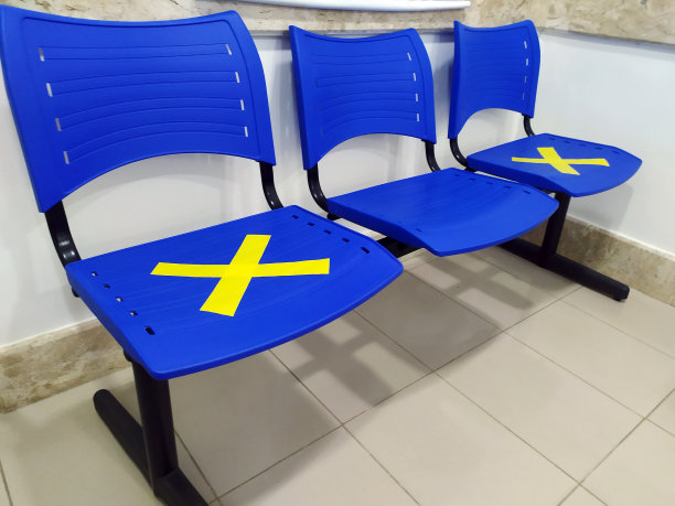 诊所里带有社交距离标记的椅子-冠状病毒图片下载