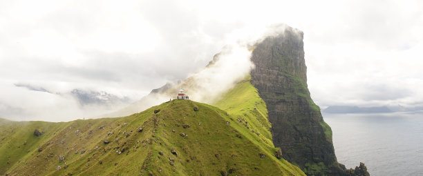 丹麦，法罗群岛，卡索伊岛，绿草景观中的卡鲁灯塔。图片下载