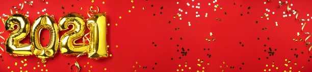 金色的铝箔气球使数字2021在红色背景与轻bokehs。横幅,复制空间。新年庆祝会快乐。问候和祝贺的概念图片下载