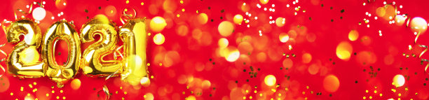 金色的铝箔气球使数字2021在红色背景与轻bokehs。横幅,复制空间。新年庆祝会快乐。问候和祝贺的概念图片下载