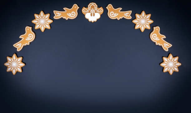 姜饼饼与皇家糖霜在黑板背景，平铺图片下载