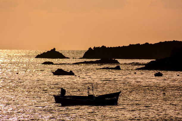 海洋中的剪影船图片下载