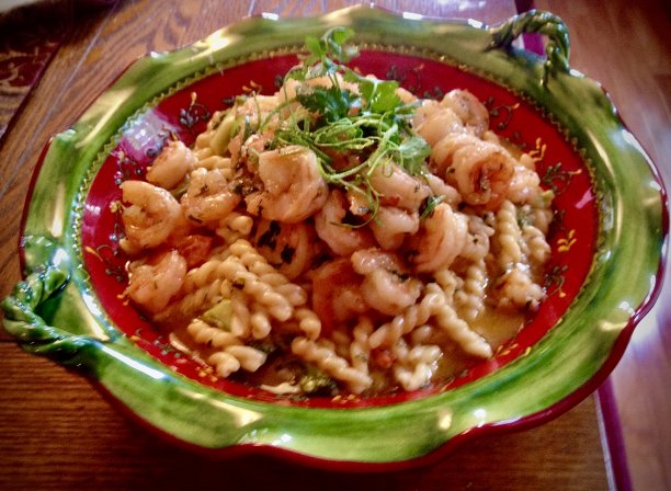 迈泰式柠檬草虾和意大利面图片下载