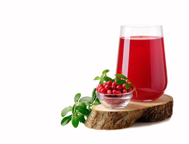 越橘和一杯越橘汁隔离在白色背景与复制空间图片下载