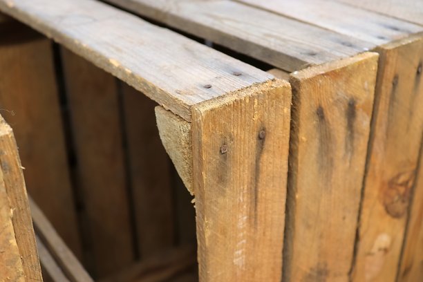 近距离观察有一些裂缝的非常古老的木箱子图片下载