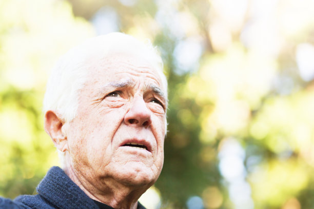 老人在室外花园看起来很忧虑图片下载