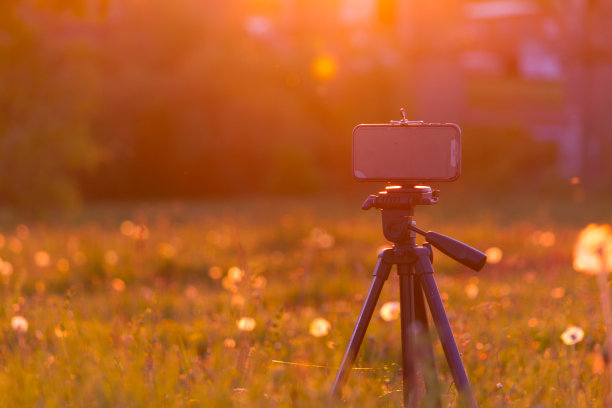 智能手机在三脚架图片下载