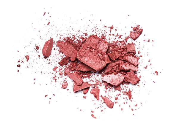 粉碎的腮红孤立在白色背景图片下载