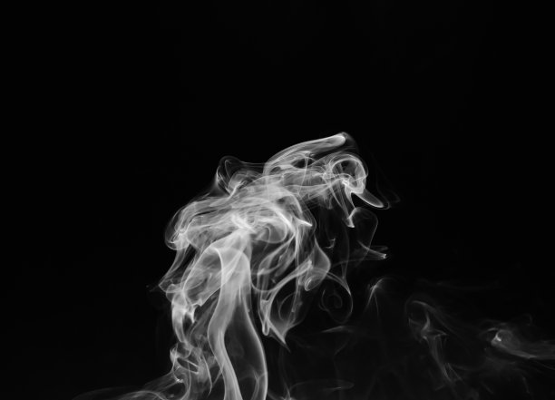 白色烟雾在黑色背景上的抽象碎片运动。图片下载