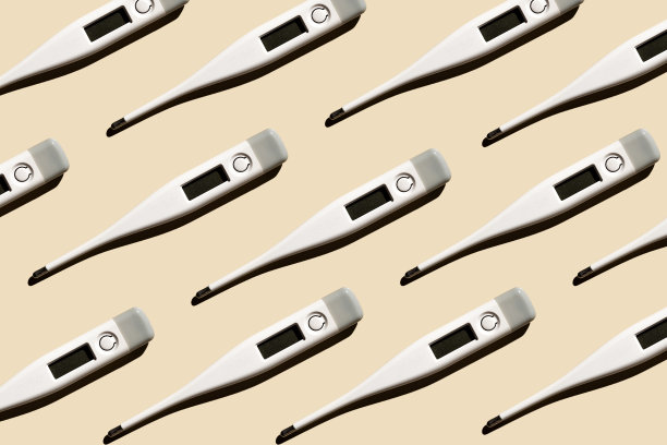 电子现代温度计的模式孤立在一个柔和的米色背景。发烧诊断、体检和保健理念图片下载