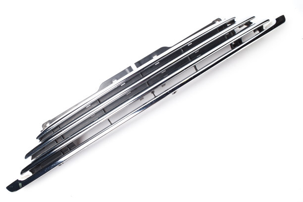 散热器格栅在白色背景在闪光的铬金属摄影工作室是汽车车身的一个元素，保护和允许空气进入发动机。关于销售或编目自动解析的调优细节。图片下载