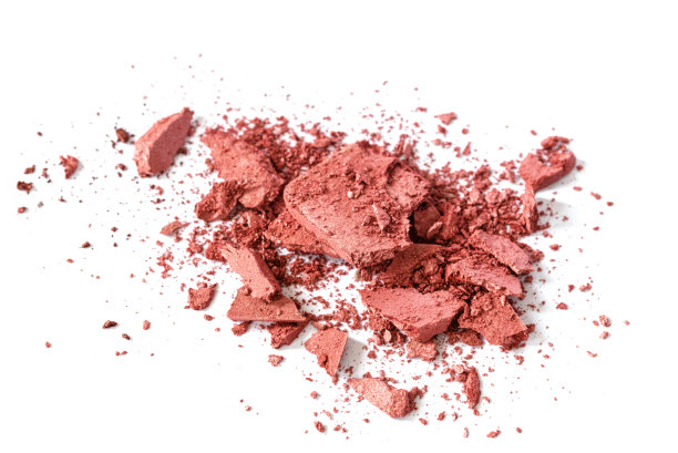 粉碎的腮红孤立在白色背景图片下载