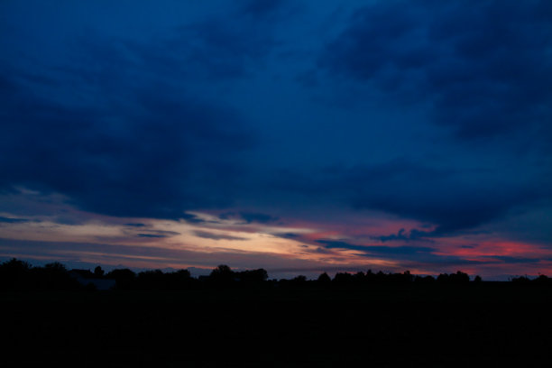 天空中如画的云。一架飞机在一个阳光明媚的阴天的窗口视图。库存图片背景图片下载