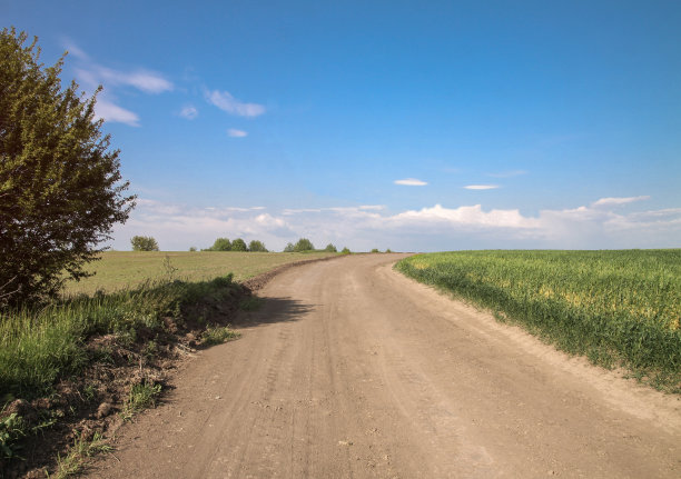 田野在山间的小路上。景观在自然保护区中，在公园中。库存图片背景图片下载