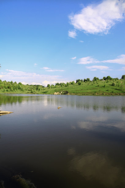 夏天高原上的一条美丽的河流。湖在一个生态干净的公园保护区，在山的背景。春天的美景。设计素材照片图片下载