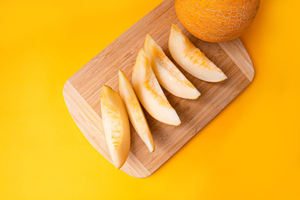 木桌上放着鲜甜瓜。夏季水果的概念图片下载