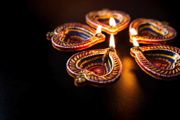 印度的排灯节，Diya油灯点亮上五颜六色的羊肉饼。印度教的传统。屠妖节快乐。文本复制空间。图片下载