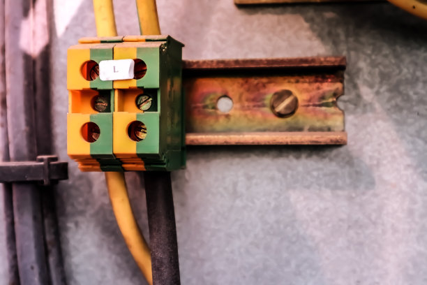 端子接地或接触接地线。图片下载