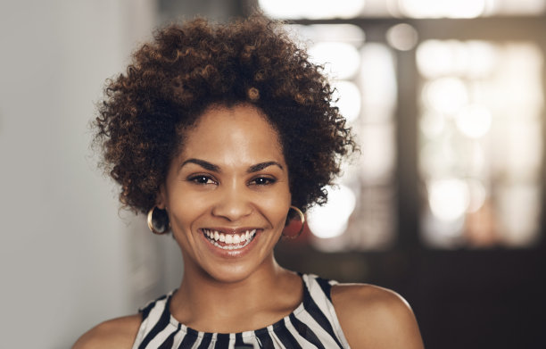 以积极和专业精神追求成功图片下载