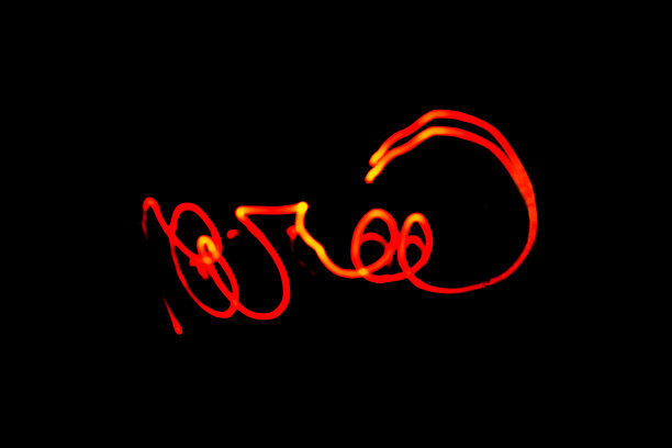 创意概念美术摄影运动模糊闪光光踪迹在黑暗的背景复制空间文本。艺术化设计通过灯光火焰线在夜间缓慢的快门速度进行相机曝光。图片下载