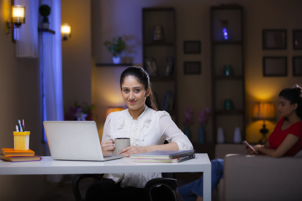 年轻的学生在家学习图片下载