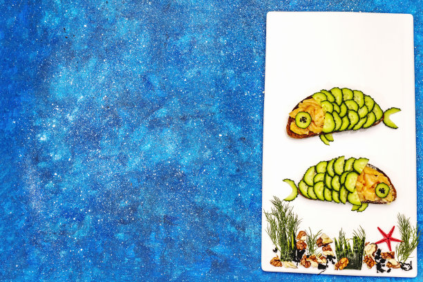 给孩子们吃的有趣的黄瓜三文鱼三明治图片下载